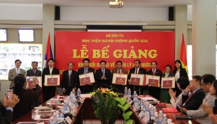 TS. Lê Như Thanh – Phó Giám đốc Thường trực Học viện trao chứng chỉ và trao Quyết định khen thưởng cho các học viên