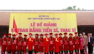 Lãnh đạo Học viện và các vị đại biểu, các nhà khoa học hướng dẫn các nghiên cứu sinh chụp ảnh cùng các Tân Tiến sĩ