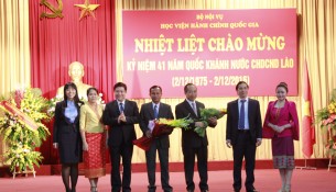 Lãnh đạo Học viện gửi tặng những bó hoa tươi thắm nhân ngày Quốc khánh