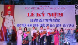 Ban lãnh đạo Học viện nhận hoa chúc mừng từ đại diện cán bộ, giảng viên Cơ sở Học viện khu vực miền Trung