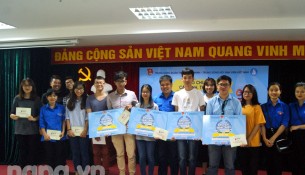 Đại diện Đoàn Thanh niên Học viện cùng các thí sinh đạt giải, các cổ động viên chụp ảnh lưu niệm