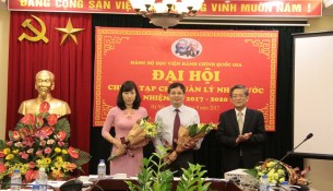 PGS.TS. Lưu Kiếm Thanh - Đảng ủy viên, tặng hoa chúc mừng Chi ủy mới