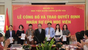 TS. Đặng Xuân Hoan trao quyết định bổ nhiệm đối với các viên chức