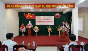 TS. Đặng Xuân Hoan, Bí thư Đảng ủy, Giám đốc Học viện Hành chính Quốc gia
phát biểu khai giảng lớp học