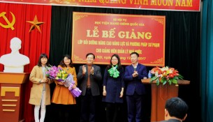 TS. Hoàng Quang Đạt - Trưởng Khoa Đào tạo, bồi dưỡng công chức và tại chức trao Chứng chỉ cho các học viên