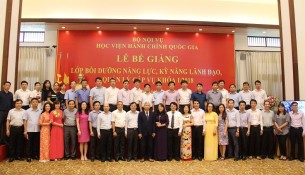 NGƯT.TS. Vũ Thanh Xuân – Phó Giám đốc Học viện cùng các học viên của Lớp bồi dưỡng năng lực và kỹ năng lãnh đạo, quản lý cấp Vụ, khóa I/2018