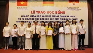 TS. Bùi Công Thọ và bà Sarah Joeris trao học bổng Hessen cho các sinh viên