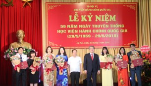 GS.TS. Đinh Văn Tiến - Nguyên Phó Giám đốc Học viện, Chủ tịch Hội đồng chức danh giáo sư cơ sở năm 2017 và TS. Đặng Xuân Hoan - Giám đốc Học viện tặng hoa chúc mừng các Phó Giáo sư