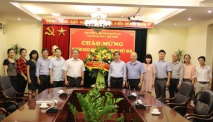 PGS.TS. Triệu Văn Cường – Thứ trưởng Bộ Nội vụ tặng hoa chúc mừng Tạp chí QLNN