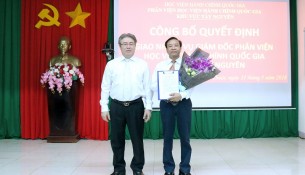 TS. Đặng Xuân Hoan trao Quyết định cho TS. Nguyễn Đăng Quế