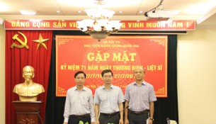 Phó Giám đốc Học viện Lương Thanh Cường chụp ảnh lưu niệm cùng các cán bộ, giảng viên là thương binh và thân nhân các gia đình liệt sỹ hiện đang công tác tại Học viện,