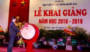 Bộ trưởng Bộ Nội vụ Lê Vĩnh Tân gióng trống khai giảng năm học 2018-2019 của Học viện Hành chính Quốc gia