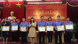 ThS. Lê Phương Thúy - Ban Quản lý bồi dưỡng trao chứng chỉ, giấy khen và phần thưởng của HVHCQG cho các học viên lớp chuyên viên đạt thành tích cao trong học tập