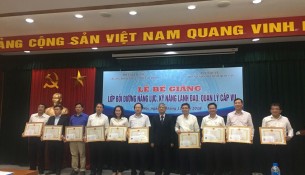 NGƯT.TS. Vũ Thanh Xuân – Phó Giám đốc Học viện Hành chính Quốc gia cùng với các học viên đạt thành tích cao trong học tập