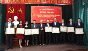 NGƯT.TS. Vũ Thanh Xuân – Phó Giám đốc Học viện Hành chính Quốc gia cùng với các học viên đạt thành tích cao trong học tập