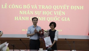 PGS.TS. Lương Thanh Cường – Phó Giám đốc Học viện trao Quyết định bổ nhiệm của Giám đốc Học viện và tặng hoa chúc mừng TS. Tạ Thị Hương