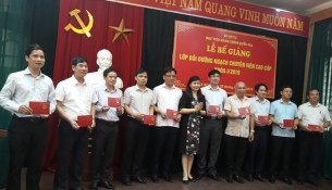 ThS. Lê Phương Thúy – Phó Trưởng ban, Ban Quản lý bồi dưỡng trao chứng chỉ cho các học viên và phát biểu tại buổi lễ