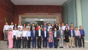 Tập thể lớp Bồi dưỡng ngạch Thẩm tra viên, Chấp hành viên chụp ảnh lưu niệm đầu khóa học cùng các đồng chí Lãnh đạo