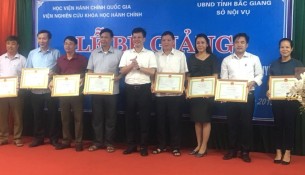 TS. Đặng Thành Lê trao giấy khen cho học viên có thành tích xuất sắc trong học tập