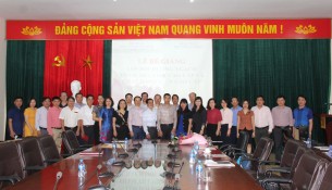 Đại biểu và các học viên tham dự lễ Bế giảng khóa học chụp ảnh lưu niệm