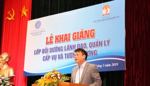 TS. Bùi Huy Tùng – Chánh Văn phòng – Phụ trách điều hành Ban Quản lý bồi dưỡng Học viện Hành chính Quốc gia phát biểu khai giảng lớp học