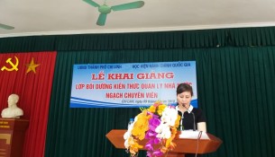 Đồng chí Lê Phương Thúy - Phó Trưởng ban, Ban Quản lý bồi dưỡng phát biểu tại buổi lễ ảnh