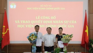 TS. Đặng Xuân Hoan – Bí thư Đảng ủy, Giám đốc Học viện trao quyết định và chúc mừng các đồng chí được bổ nhiệm