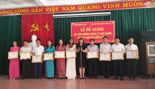 Các học viên nhận chứng chỉ, giấy khen của Giám đốc Học viện