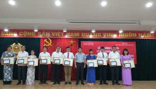 Học viên nhận chứng chỉ, giấy khen, phần thưởng của Học viện