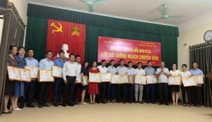 Các học viên nhận chứng chỉ, giấy khen của Giám đốc Học viện