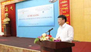 TS. Bùi Huy Tùng – Chánh Văn phòng, Phụ trách điều hành ban, Ban Quản lý bồi dưỡng, Học viện Hành chính Quốc gia  phát biểu tại buổi lễ Bế giảng