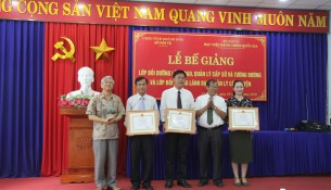 NGƯT.TS. Vũ Thanh Xuân – PGĐ Học viện Hành chính Quốc gia, Ông Nguyễn Trọng Thái, PGĐ Sở Nội vụ tỉnh Khánh Hòa trao Giấy khen cho các đồng chí học viên lớp Bồi dưỡng lãnh đạo, quản lý cấp huyện đạt kết quả cao trong học tập