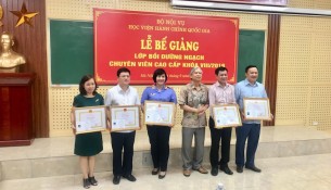 NGƯT.TS. Vũ Thanh Xuân, Phó Giám đốc Học viện trao chứng chỉ, giấy khen cho học viên