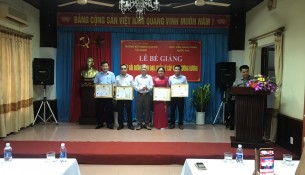 NGƯT.TS. Vũ Thanh Xuân – PGĐ Học viện Hành chính Quốc gia trao giấy khen cho học viên đạt thành tích xuất sắc