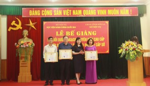 ThS. Lê Phương Thúy,  Phó Trưởng Ban Quản lý bồi dưỡng trao chứng chỉ, giấy khen cho học viên lớp BD ngạch CVCC