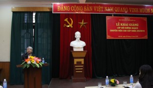 NGƯT. TS. Vũ Thanh Xuân, Phó Bí thư Đảng ủy, Phó giám đốc Học viện phát biểu khai giảng lớp học