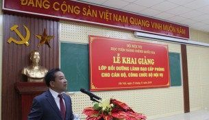 TS. Nguyễn Đăng Quế - Phó Giám đốc Học viện Hành chính Quốc gia phát biểu khai giảng