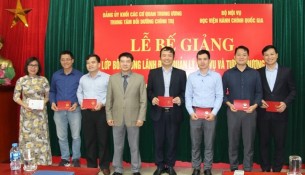 Các học viên nhận chứng chỉ