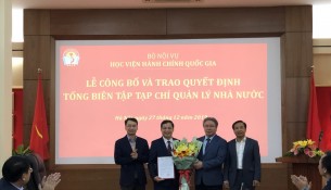 Ban Giám đốc tặng hoa chúng mừng TS. Nguyễn Quang Vinh