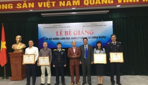 Lãnh đạo và đai biểu chụp ảnh lưu niệm cùng các học viên đạt loại giỏi nhận Giấy khen của Giám đốc Học viện Hành chính Quốc gia