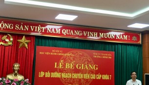 NGƯT.TS. Vũ Thanh Xuân, Phó Giám đốc Học viện Hành chính Quốc gia phát biểu bế giảng khóa học