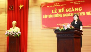 ThS. Lê Phương Thúy, Phó Trưởng Ban Quản lý bồi dưỡng phát biểu tại Lễ Bế giảng