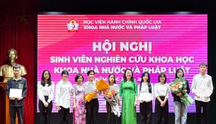 PGS.TS. Trần Thị Diệu Oanh và TS. Nguyễn Thu An
 trao giải và giấy chứng nhận cho các nhóm đề tài đạt thành tích cao