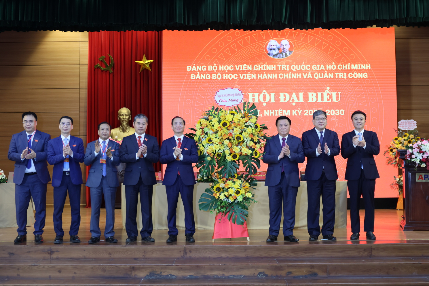 Đồng chí Nguyễn Xuân Thắng, Ủy viên Bộ Chính trị, Bí thư Đảng ủy, Giám đốc Học viện Chính trị quốc gia Hồ Chí Minh, Chủ tịch Hội đồng Lý luận Trung ương tặng hoa chúc mừng Đại hội