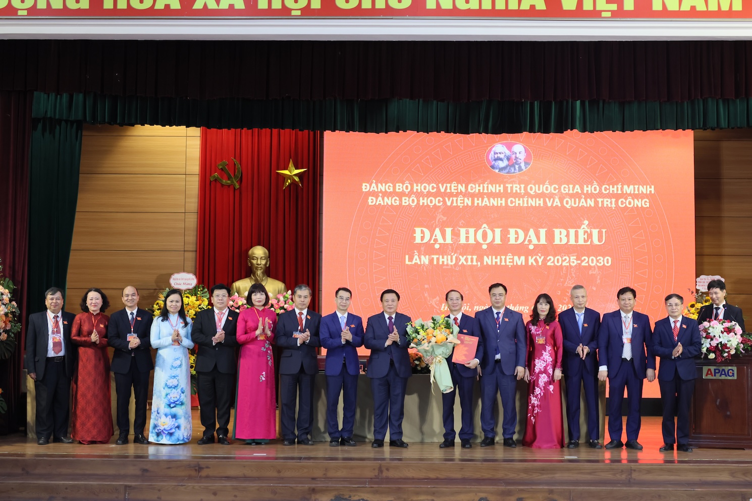 GS.TS Nguyễn Xuân Thắng tặng hoa chúc mừng Ban Chấp hành Đảng bộ Học viện Hành chính và Quản trị công, nhiệm kỳ 2025-2030