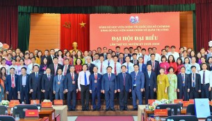 Các đại biểu chụp hình lưu niệm