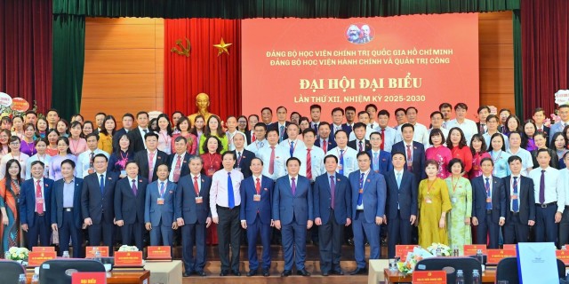Các đại biểu chụp hình lưu niệm
