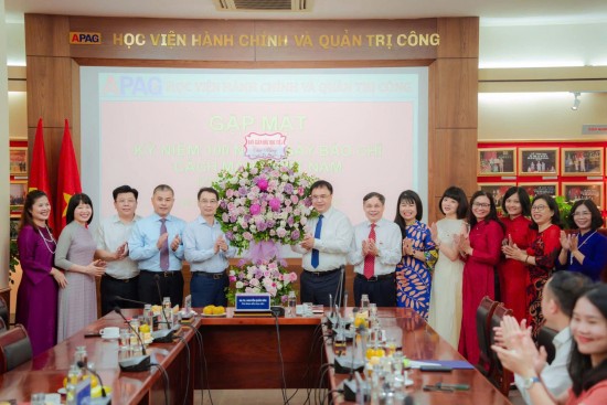 Các đại biểu chụp ảnh lưu niệm