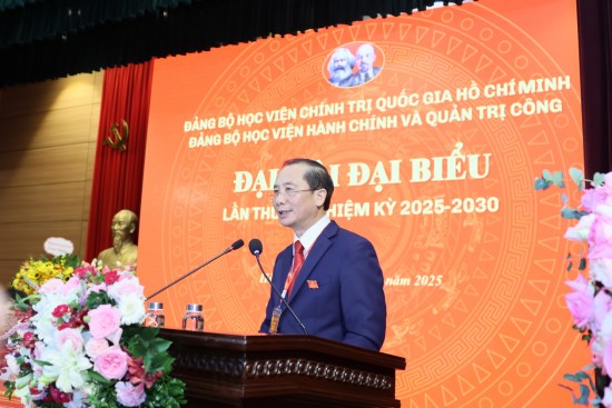 Đồng chí Nguyễn Bá Chiến, Bí thư Đảng ủy, Chủ tịch Hội đồng Học viện phát biểu khai mạc Đại hội