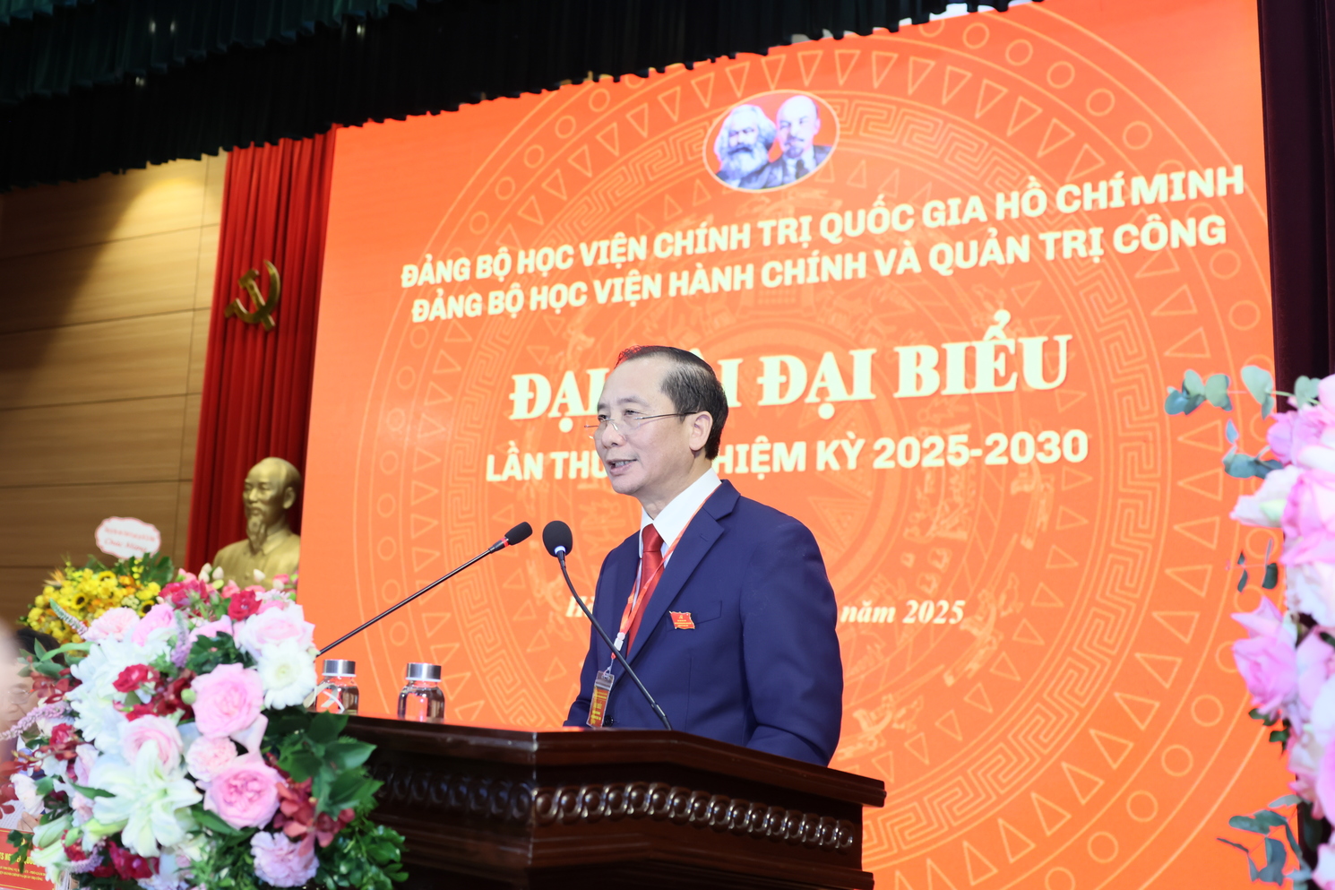 Đồng chí Nguyễn Bá Chiến, Bí thư Đảng ủy, Chủ tịch Hội đồng Học viện phát biểu khai mạc Đại hội